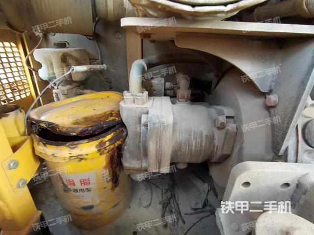 液压泵舱室正面整体（整机外观）