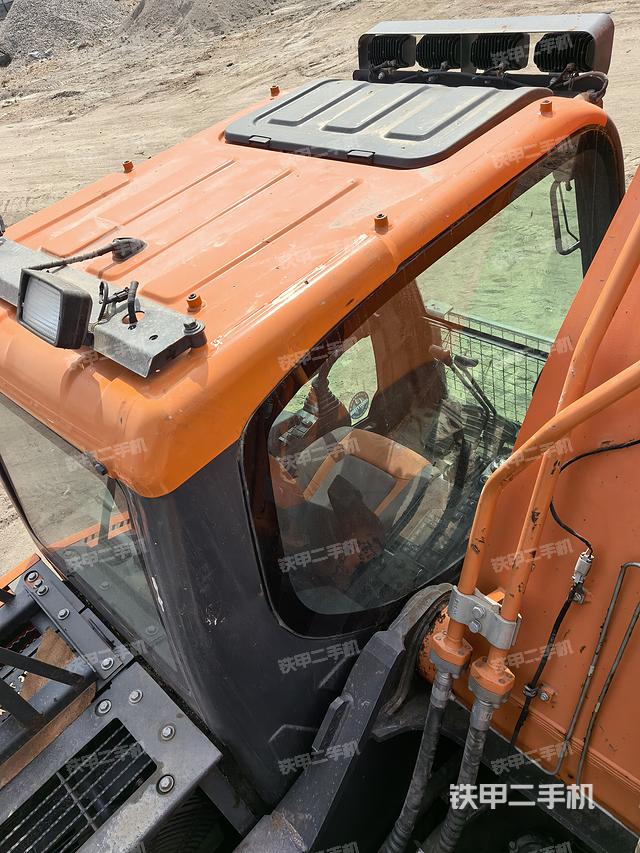 驾驶室顶部（整机外观）