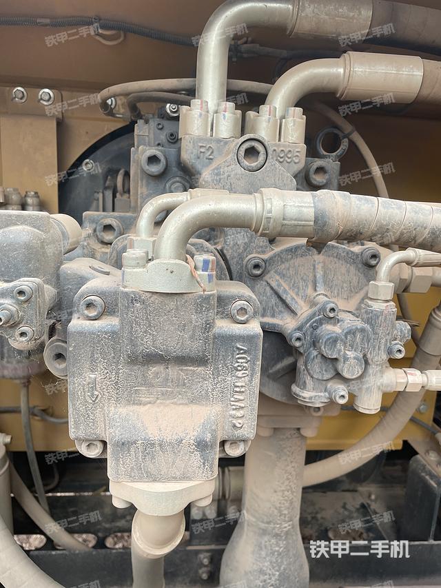 液压泵舱室正面整体（整机外观）