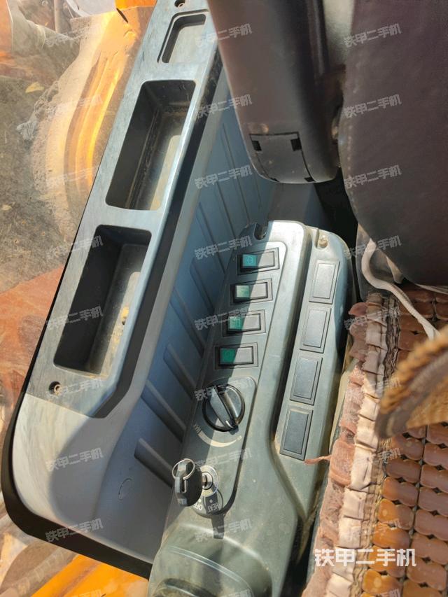 座椅左側(cè)控制臺/音響/含左手柄（駕駛室部分）