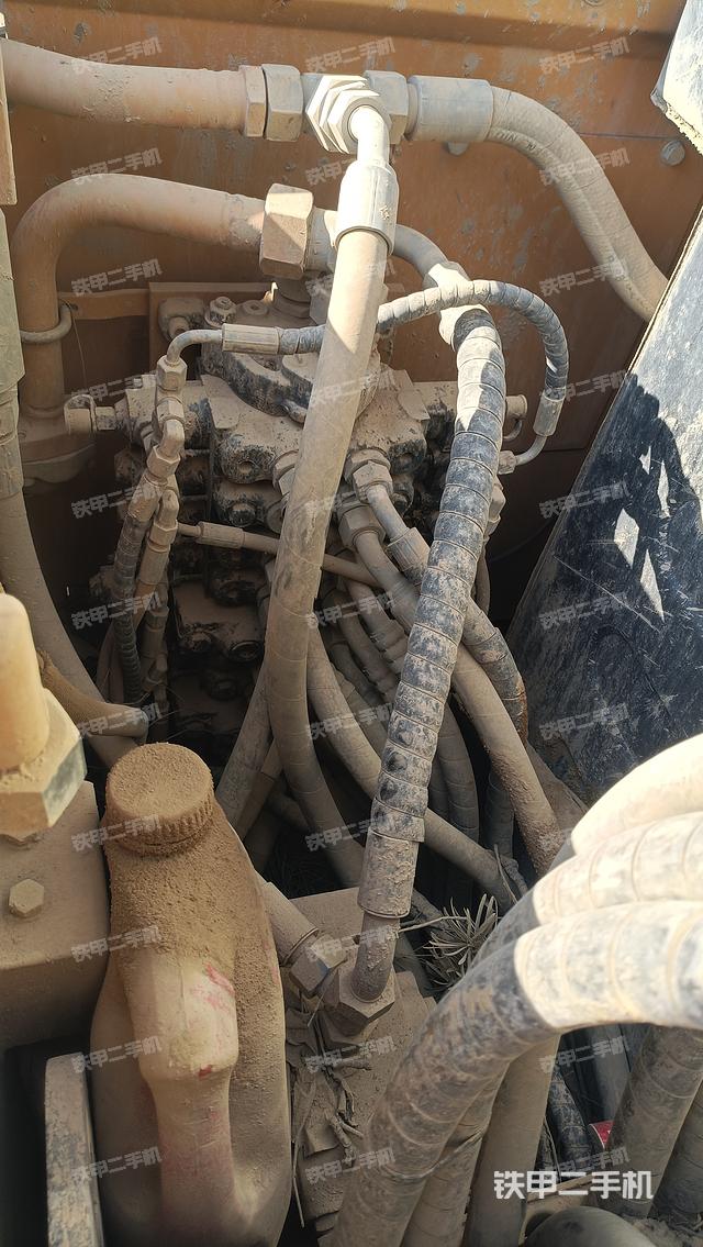 回转马达和主控阀（整机外观）