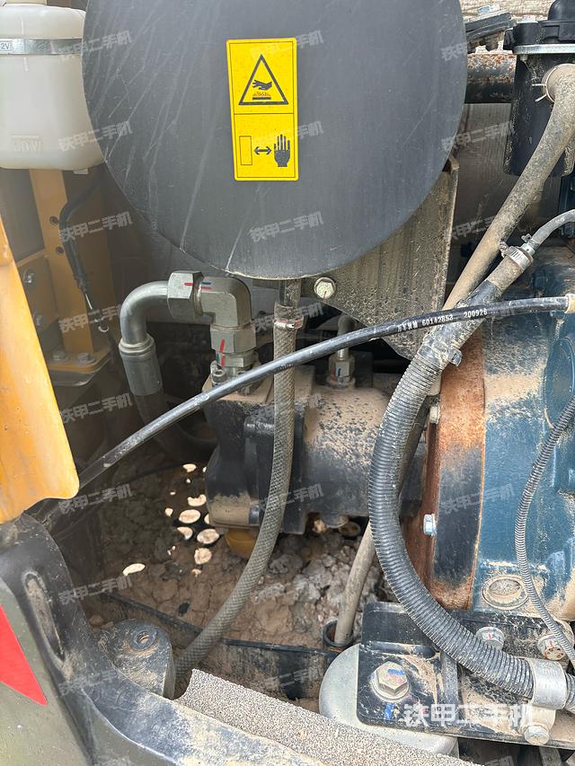 液压泵舱室正面整体（整机外观）