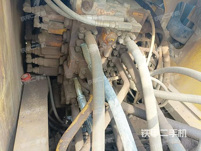 回转马达和主控阀（整机外观）