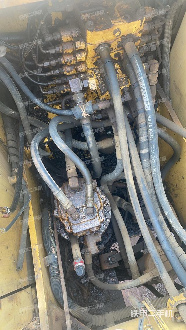 回转马达和主控阀（整机外观）