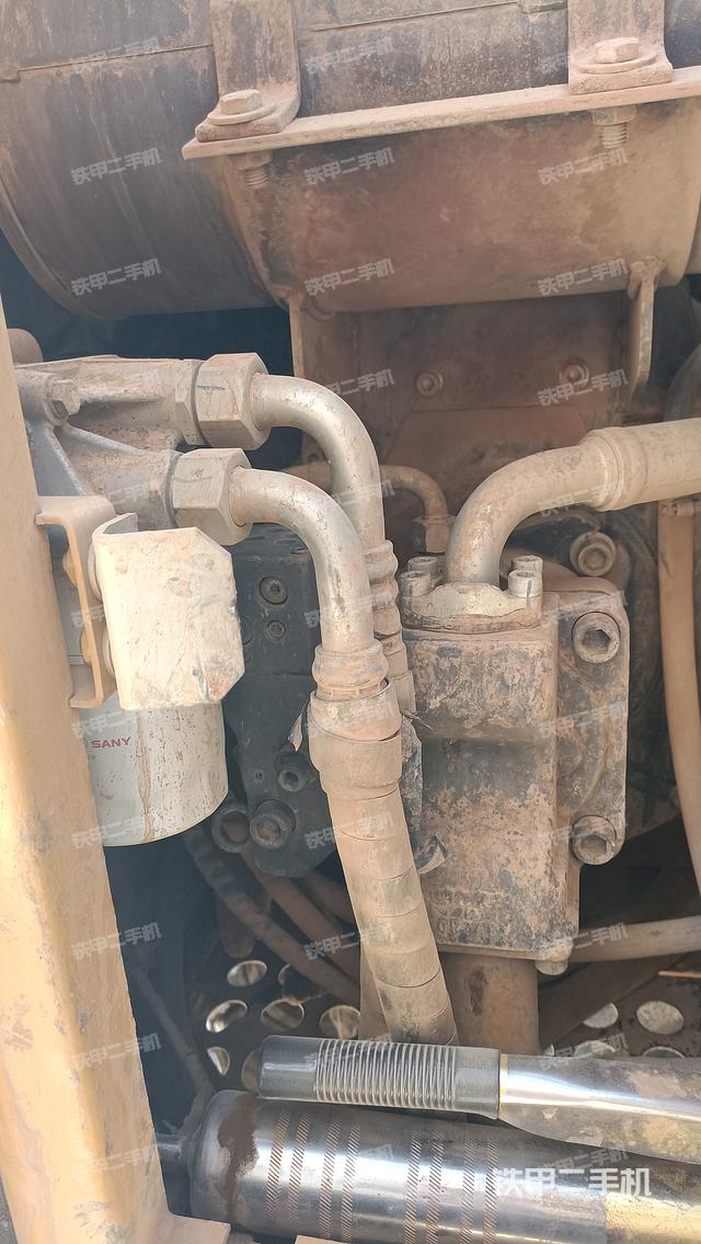 液压泵舱室正面整体（整机外观）