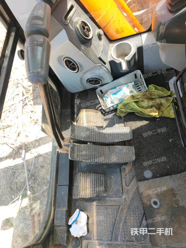 行走控制手柄和踏板?俯拍（駕駛室部分）