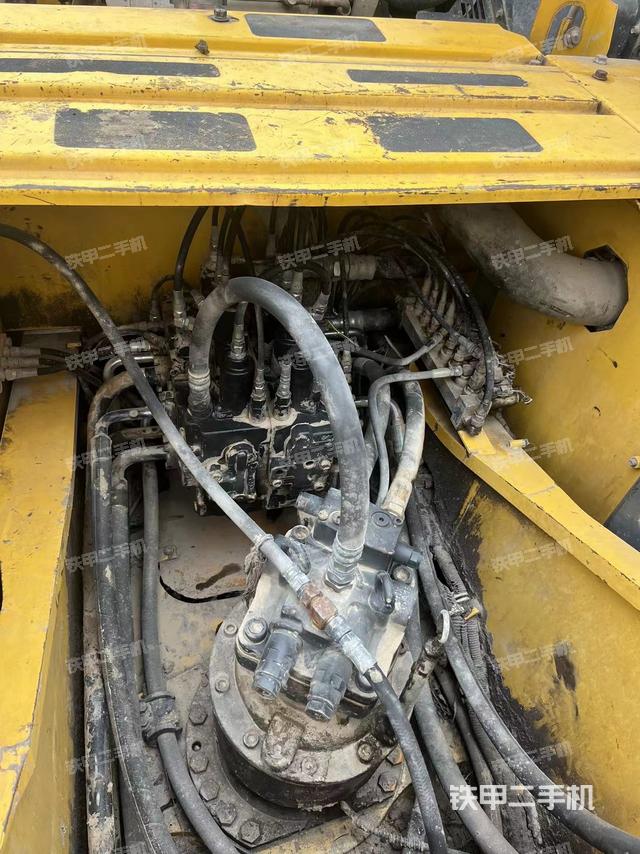 回转马达和主控阀（整机外观）