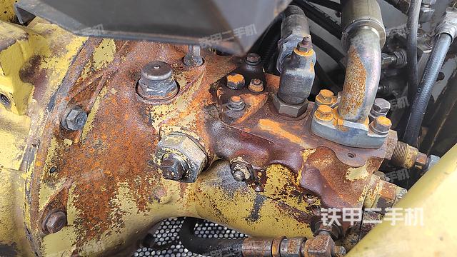 液压泵舱室正面整体（整机外观）