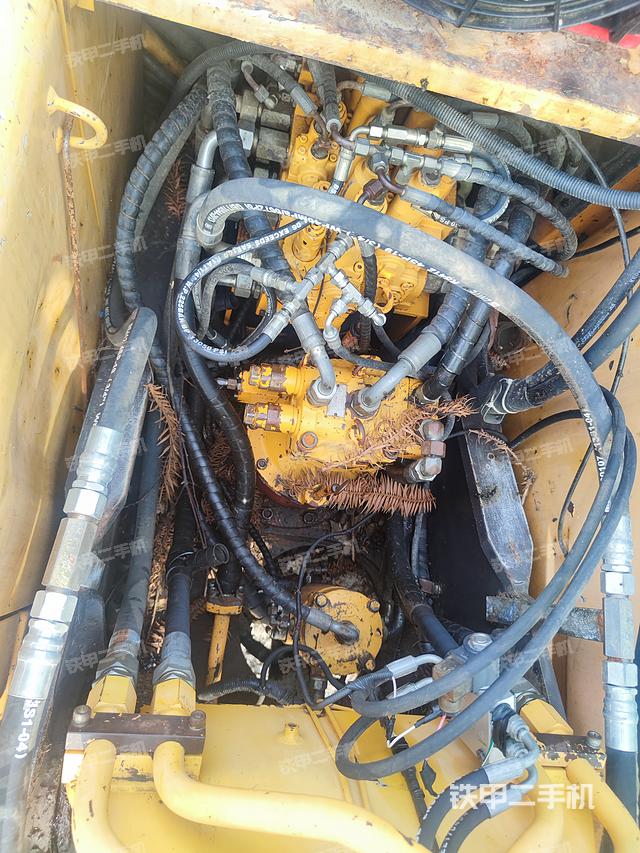 回转马达和主控阀（整机外观）