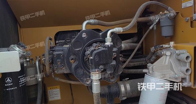 液压泵舱室正面整体（整机外观）