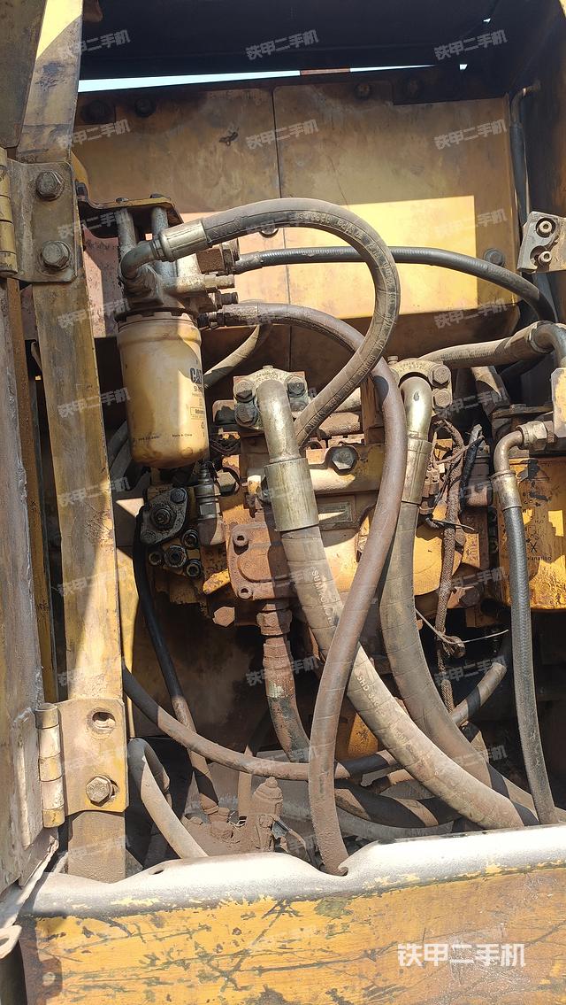 液压泵舱室正面整体（整机外观）