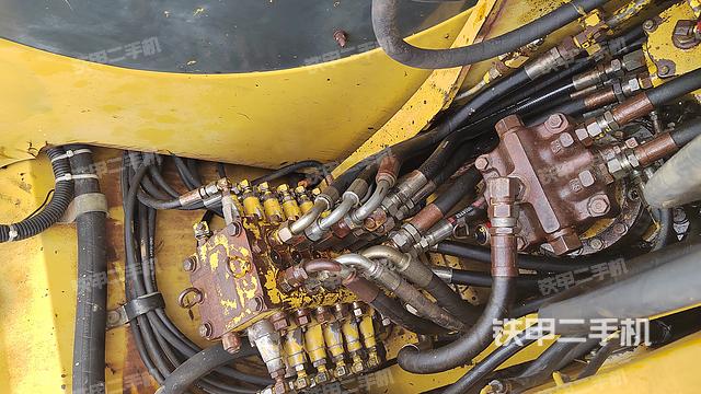 回转马达和主控阀（整机外观）