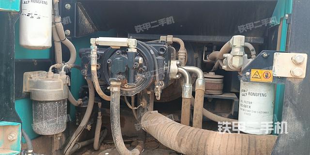 液压泵舱室正面整体（整机外观）