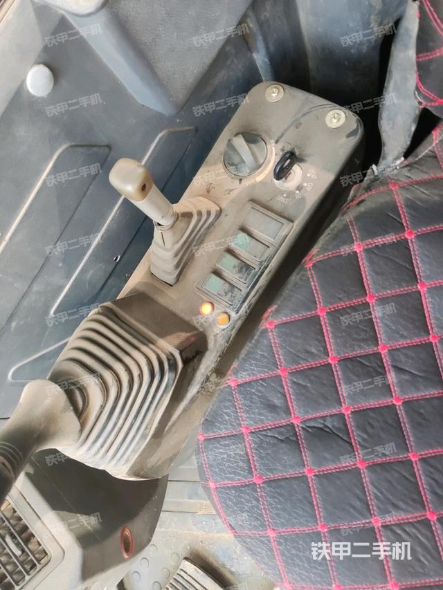 座椅右側(cè)控制臺(tái)/鑰匙門/油門/含右手柄（駕駛室部分）