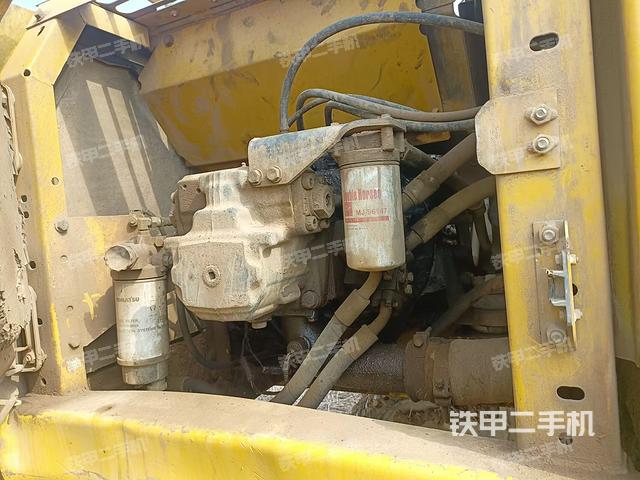 液压泵舱室正面整体（整机外观）