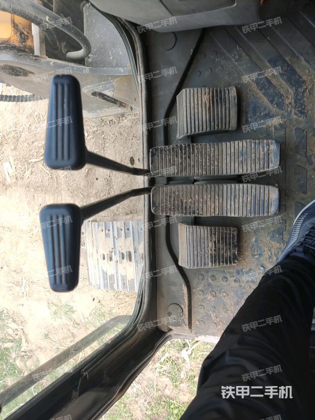 行走控制手柄和踏板?俯拍（駕駛室部分）