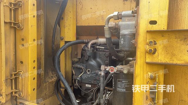 液压泵舱室正面整体（整机外观）