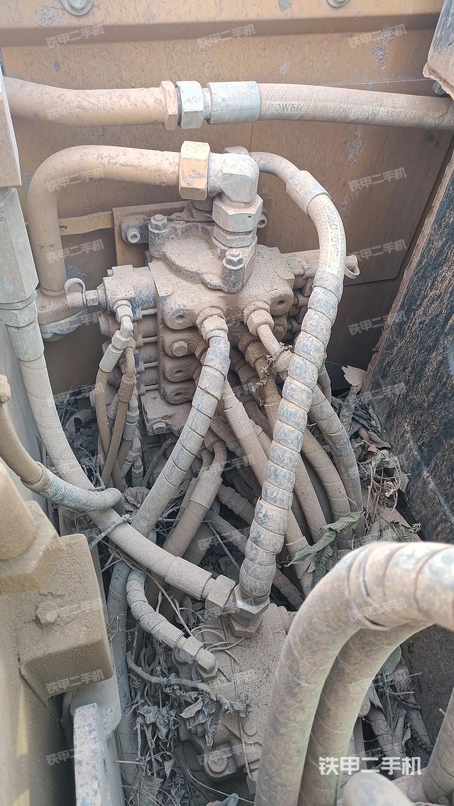 回转马达和主控阀（整机外观）