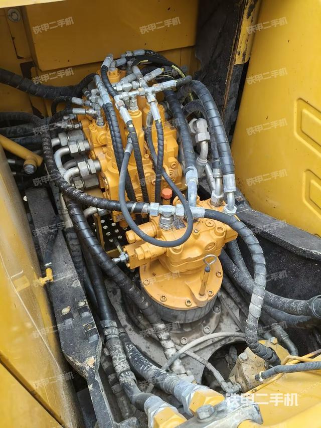 回转马达和主控阀（整机外观）