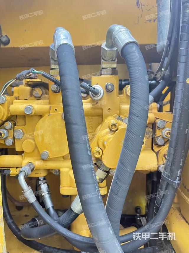 液壓泵艙室正面整體（整機外觀）