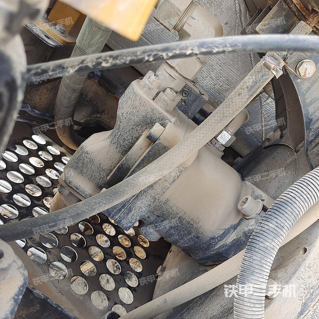 液压泵舱室正面整体（整机外观）