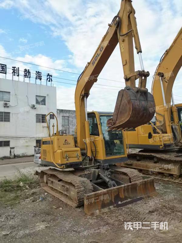 山东临工E675F挖掘机