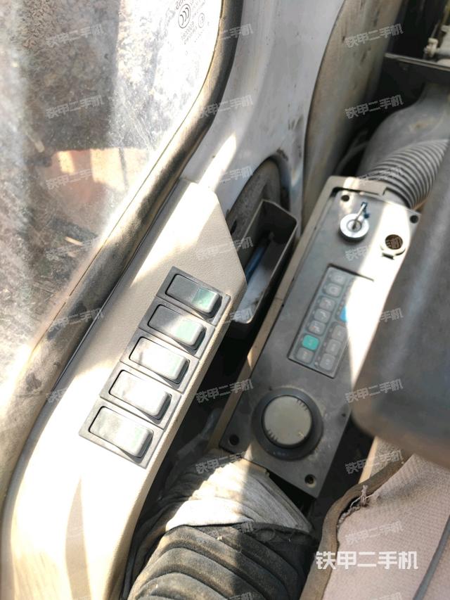 座椅右側(cè)控制臺(tái)/鑰匙門/油門/含右手柄（駕駛室部分）