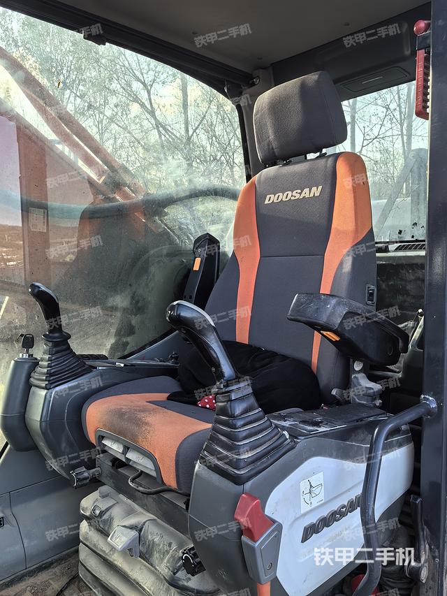 驾驶室整体（整机外观）