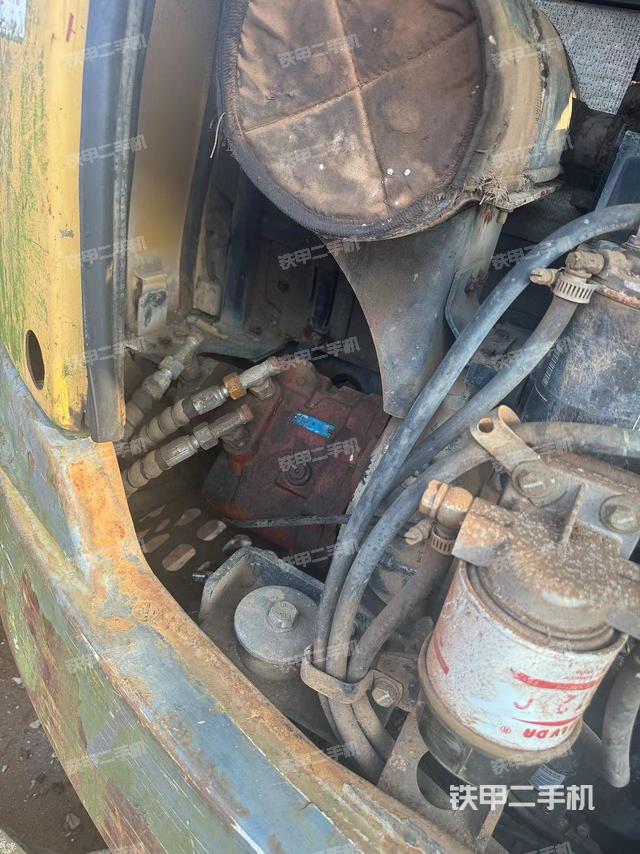 液压泵舱室正面整体（整机外观）