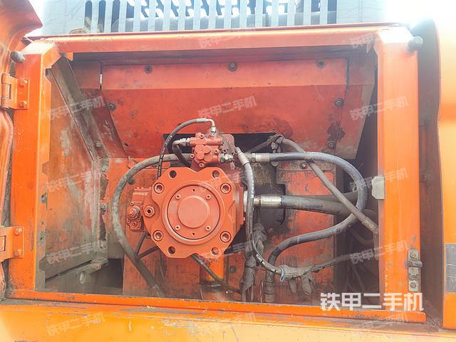 液压泵舱室正面整体（整机外观）