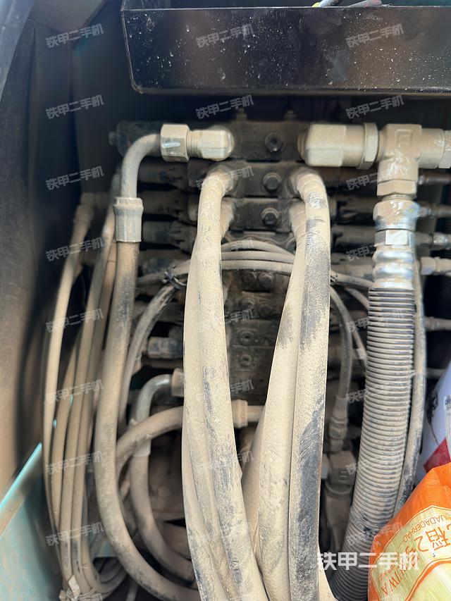 液压泵舱室正面整体（整机外观）