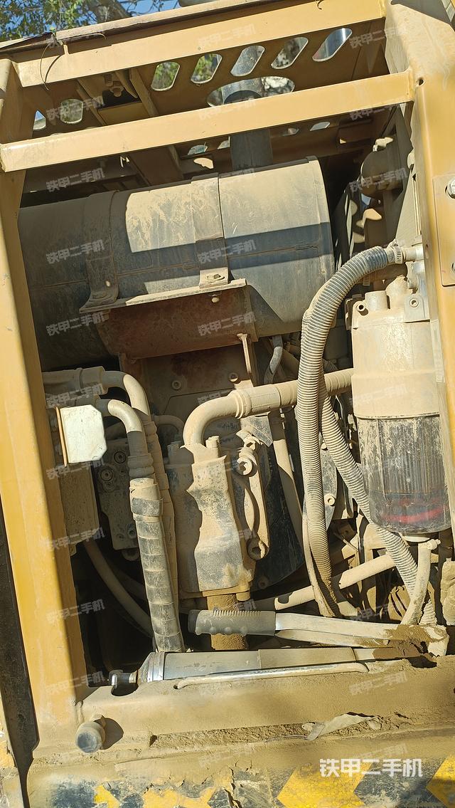 液压泵舱室正面整体（整机外观）