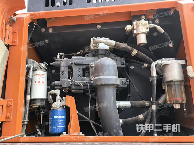 液压泵舱室正面整体（整机外观）