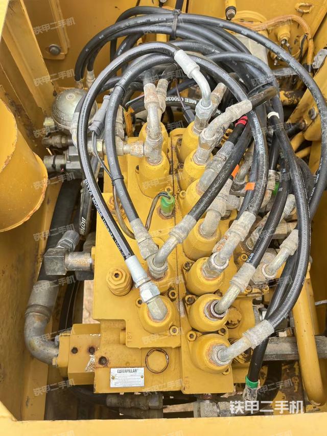 回轉(zhuǎn)馬達和主控閥（整機外觀）