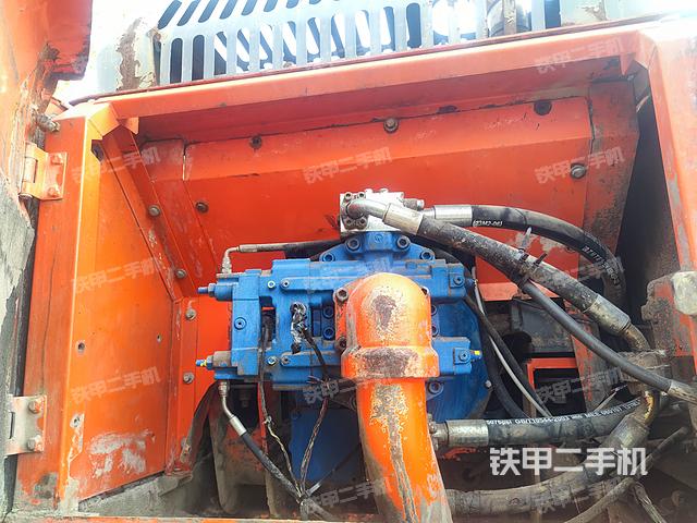 液压泵舱室正面整体（整机外观）