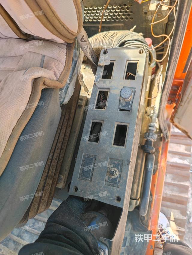 座椅左側(cè)控制臺(tái)/音響/含左手柄（駕駛室部分）