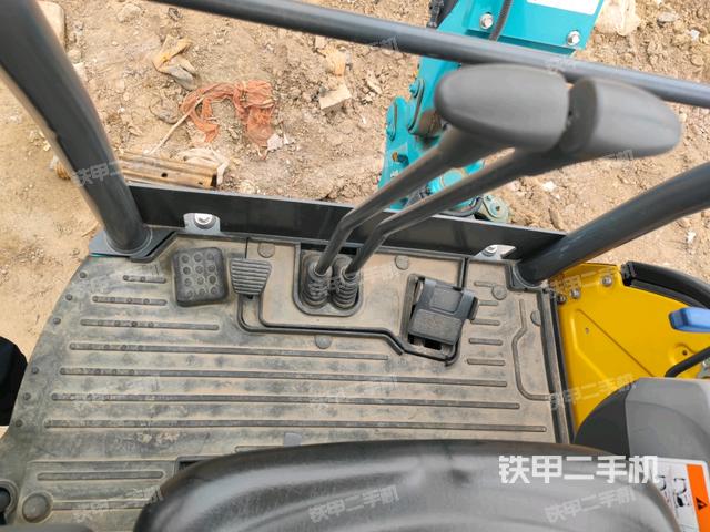 行走控制手柄和踏板?俯拍（駕駛室部分）