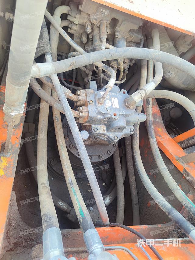 回转马达和主控阀（整机外观）