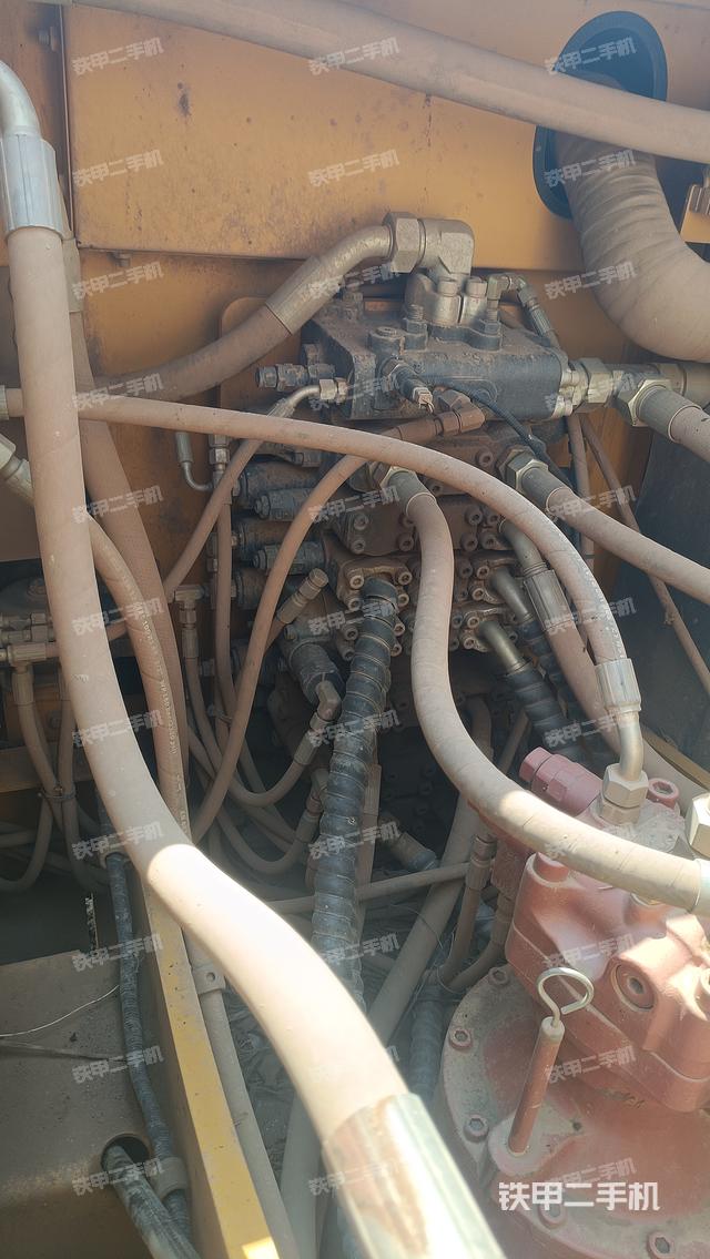 回转马达和主控阀（整机外观）