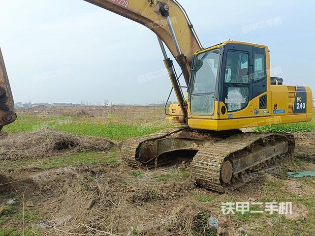 小松PC220-8挖掘机