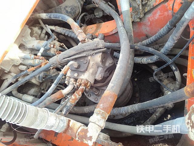 回转马达和主控阀（整机外观）