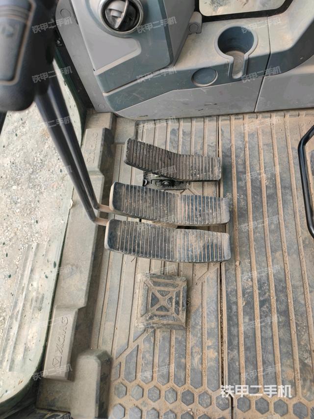 行走控制手柄和踏板?俯拍（駕駛室部分）