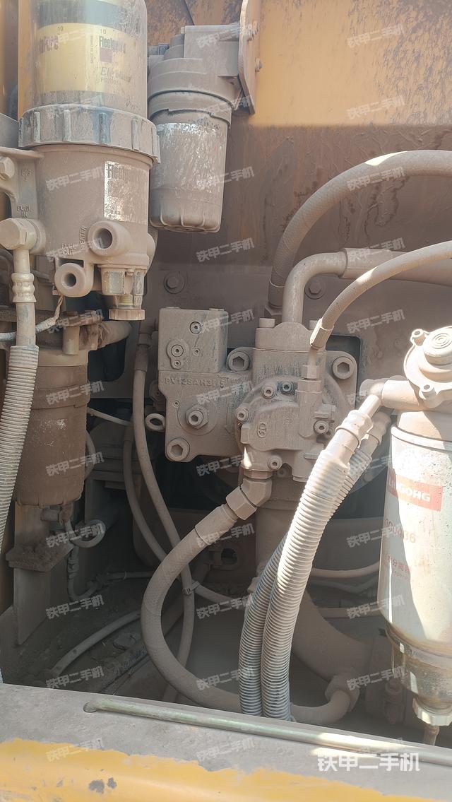 液压泵舱室正面整体（整机外观）