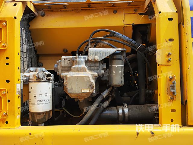 液压泵舱室正面整体（整机外观）