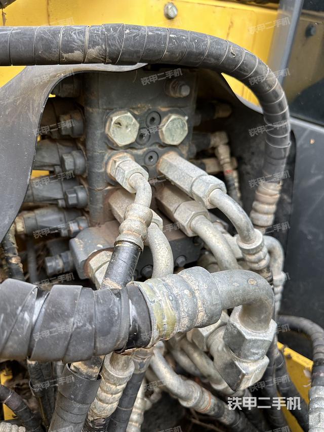 液压泵舱室正面整体（整机外观）