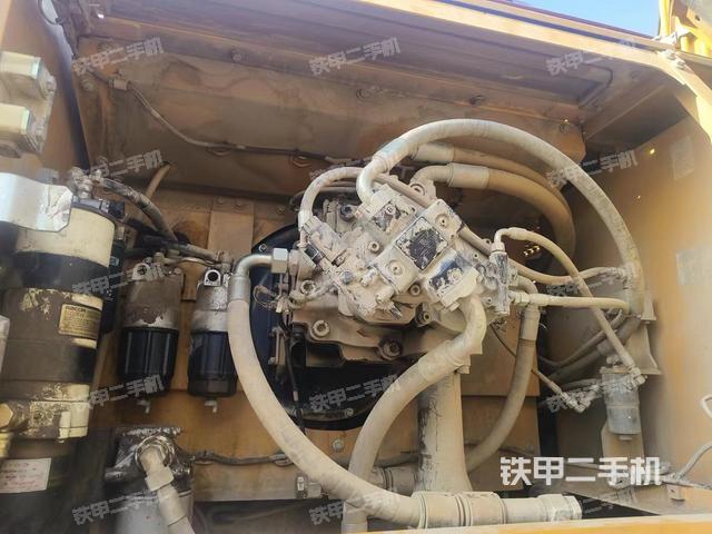 液压泵舱室正面整体（整机外观）