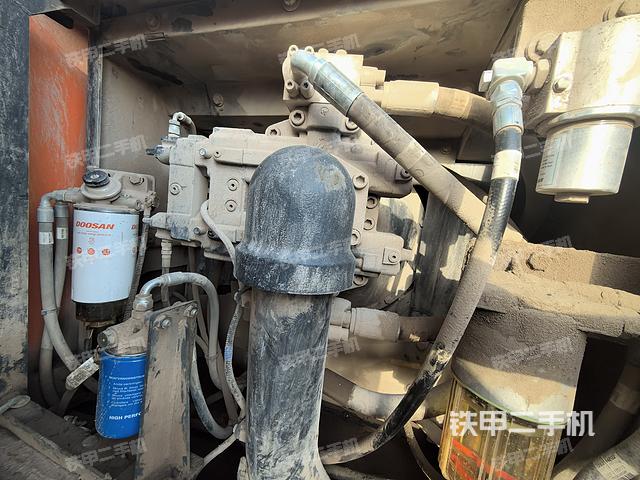 液压泵舱室正面整体（整机外观）