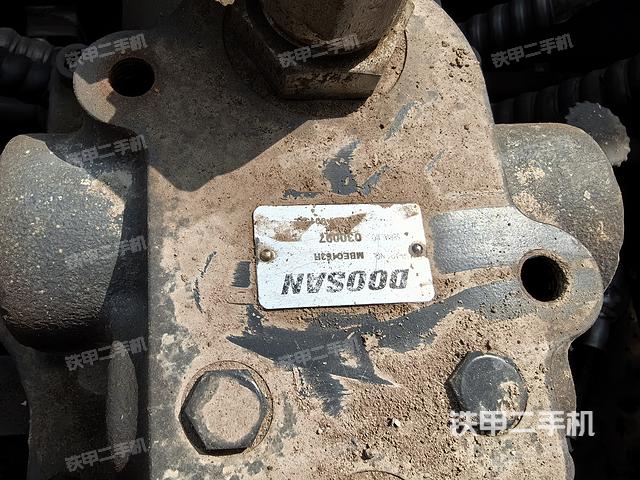 回转马达和主控阀（整机外观）