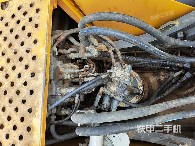 回转马达和主控阀（整机外观）