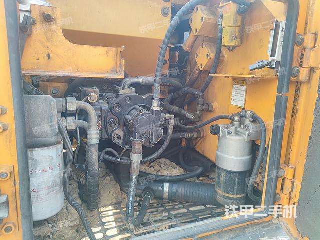 液压泵舱室正面整体（整机外观）